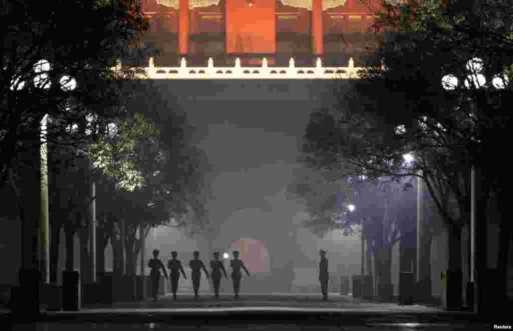 2011年12月4日，在北京中心的紫禁城内，武警战士在雾中操练。