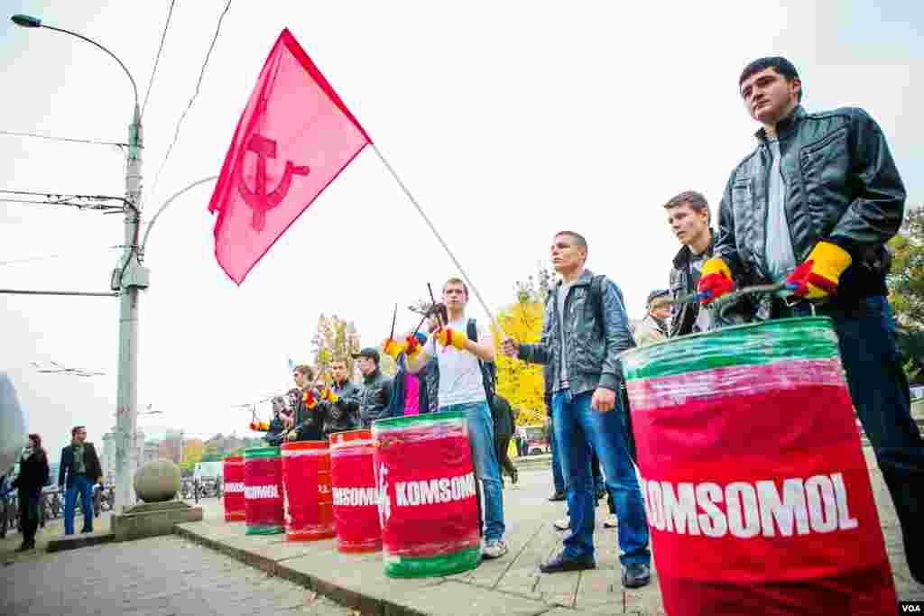 As Moscow has pressured Moldova not to start the path toward joining the European Union, Moldova's Communist Party has become newly energized and demonstrated in favor of joining Moscow's Customs Union. (Vera Undritz for VOA)