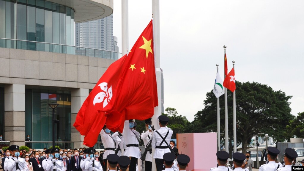 当局在香港主权移交中国24周年纪念日举行升旗仪式（路透社）(photo:VOA)