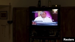 Panama's former dictator Manuel Noriega is seen on a television screen in Panama City, June 24, 2015. Noriega offered an apology to the country after 25 years in jail during an exclusive interview with a local news channel.