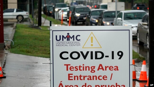 6月24日，德克萨斯州休斯顿市联合纪念医疗中心新冠病毒检测站外汽车排起长队。