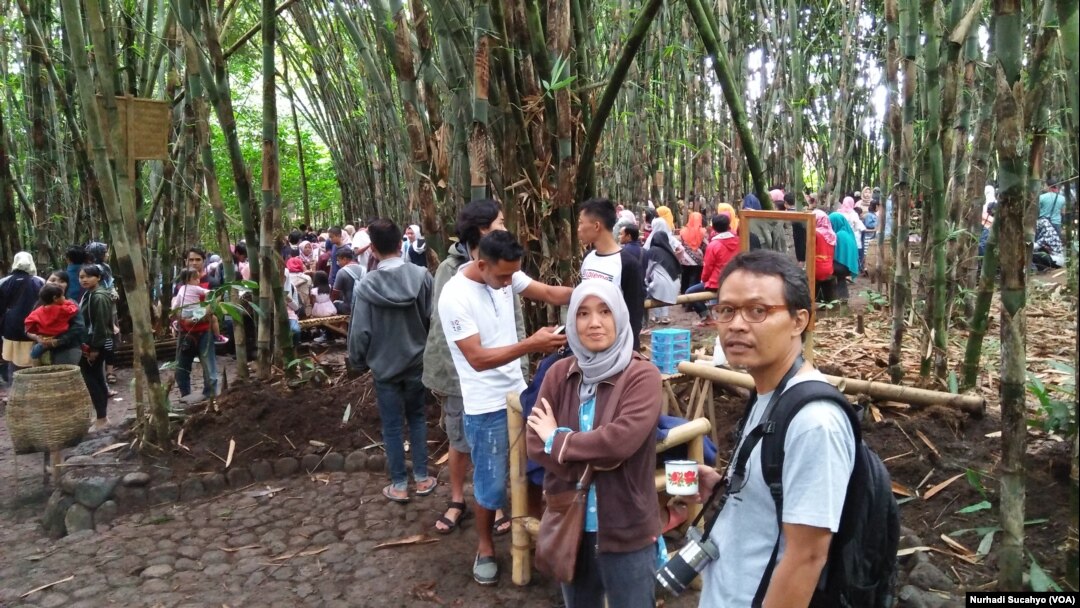 Singgih Susilo Kartono (kanan dengan kamera), konseptor Pasar Papringan. (VOA/Nurhadi Sucahyo)