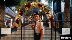 Penjaga mengamankan daerah sekitar pusat perbelanjaan Siam Paragon di pusat kota Bangkok (2/2).