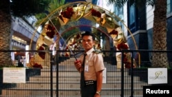 A guard secures the area around Siam Paragon mall in central Bangkok, February 2, 2015.