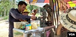 អាជីវករខ្មែររៀបចំទំនិញលក់ នៅក្បែរប្រាសាទព្រះវិហារ កាលពីថ្ងៃទី១៩ ខែកក្កដា ឆ្នាំ២០២០។ (គង់ សុឋានរិទ្ធ/វីអូអេ)