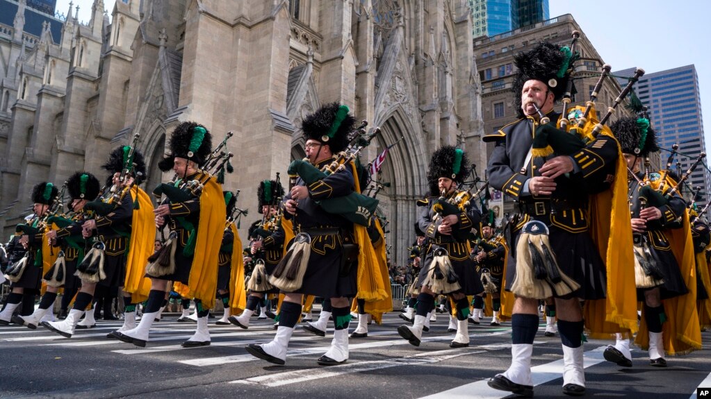 Los gaiteros de NYPD Emerald Society desfilan frente a la Catedral de St. Patrick en Nueva York el sÃ¡bado, 17 de marzo de 2018, en el desfile del DÃ­a de San Patricio.