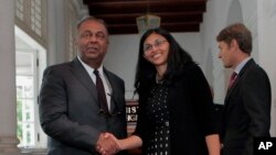 Foreign Minister of Sri Lanka Mangala Samaraweera, left, and U.S. Assistant Secretary of State Nisha Biswal prepare to address media in Colombo, Aug. 25, 2015. 