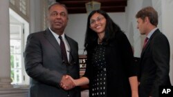 Foreign Minister of Sri Lanka Mangala Samaraweera, left, and U.S. Assistant Secretary of State Nisha Biswal meet in Colombo, Sri Lanka, Aug. 25, 2015. Assistant Secretary of State for Democracy, Human Rights and Labor Tom Malinowski is at right.