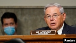 Le sénateur Bob Menendez prend la parole lors d'une audience du comité des relations étrangères du Sénat sur la politique américaine au Moyen-Orient, au Capitole à Washington, DC, le 24 septembre 2020.