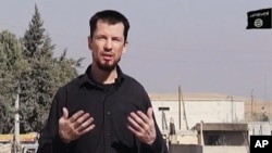 Wartawan foto Inggris, John Cantlie dalam video propaganda ISIS (foto: dok).