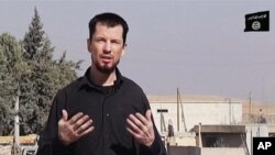 Image fixe tirée d'une vidéo non datée publiée sur Internet par les militants du groupe d'État islamique du journaliste britannique captif John Cantlie.