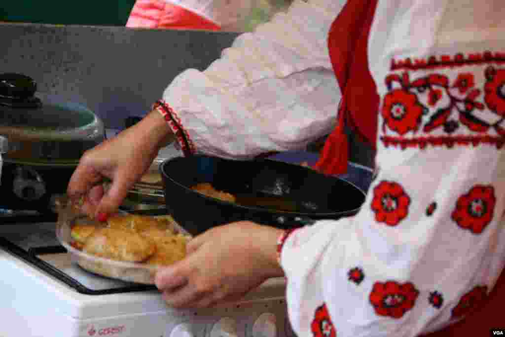Сладкие, с творогом, мясом, шкварками, грибами и даже рисом, «студенческие», «коммунальные» и «солдатские». Правда, некоторые деруны по количеству нафаршированного в них мяса, свободно можно было называть «картофельными варениками».