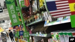 بیجنگ کی ایک سوپر مارکیٹ میں خریدار امریکی مصنوعات کے سٹالز کے قریب سے گزر رہے ہیں۔ 