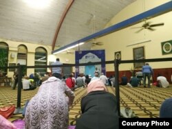 Hasna Fadhilah melakukan ibadah Ramadan di masjid terdekat di Washington DC (foto: courtesy).