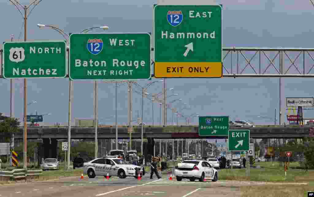 미국 루이지애나주 배턴 루지에서 경찰관 총격사건이 발생한 직후 경찰이 도로를 차단하고 있다. 경찰관 3명이 숨지고 3명이 다쳤다고 당국은 밝혔다.&nbsp;