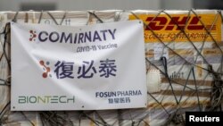 资料照：上海复星医药集团代理的美德合作研发新冠疫苗辉瑞（复必泰）运抵香港国际机场。（2021年2月27日）