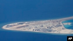 2017年4月21日，菲律賓空軍一架C-130運輸機上拍攝到中國在南中國海斯普拉特利群島(中國稱南沙群島)渚碧礁上修建的飛機跑道和建築設施