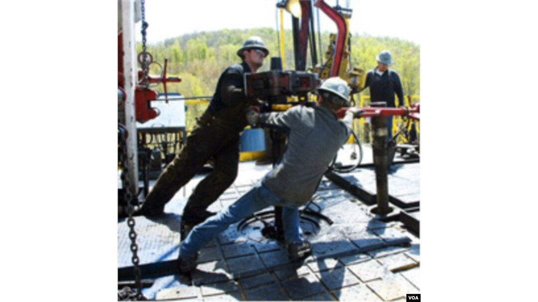 Para pekerja sedang melakukan hidrolik fracturing atau fracking, salah satu metode untuk menyedot gas.