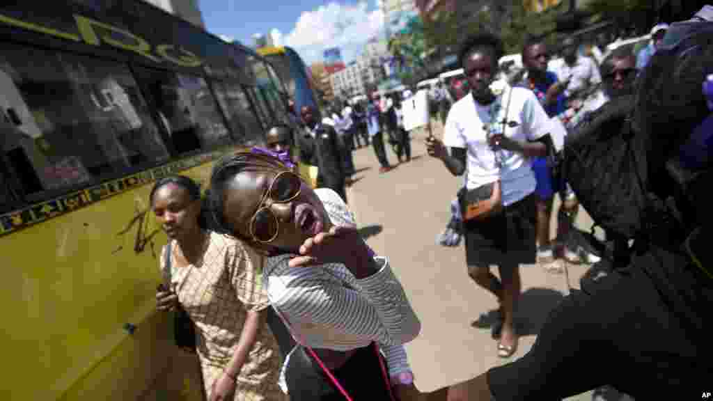 Une kenyane, envoie un baiser à la caméra, &nbsp;alors qu&rsquo;elle proteste avec d&rsquo;autres pour le droit de porter des vêtements selon leur choix, lors d&#39;une manifestation dans le centre de Nairobi, au Kenya lundi 17 novembre 2014.