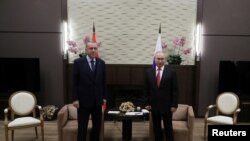 Foto de arquivo: Presidentes Recep Tayyip Erdogan (Turquia, esq) e Vladimir Putin (Rússia)