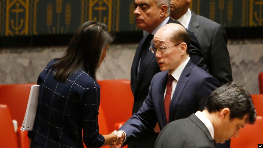 Ambasadorka SAD u Ujedinjenim nacijama, Niki Hejli, razgovara sa ambasadorom Kine u UN Liuom Đijejiem nakon glasanja da se prihvate nove sankcije protiv Severne Koreje toko sednice Saveta bezbednosti UN, 11. septembra 2017.
