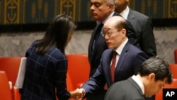 니키 헤일리 유엔주재 미국대사(왼쪽)와 류제이 중국대사가 지난달 11일 새 안보리 대북제재 결의안 가결 후 대화하고 있다.