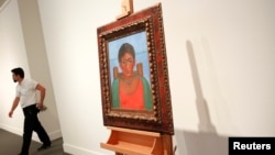Artist Frida Kahlo's painting 'Nina Con Collar' sits on an easel at Sotheby's auction house in New York, Nov.14, 2016.
