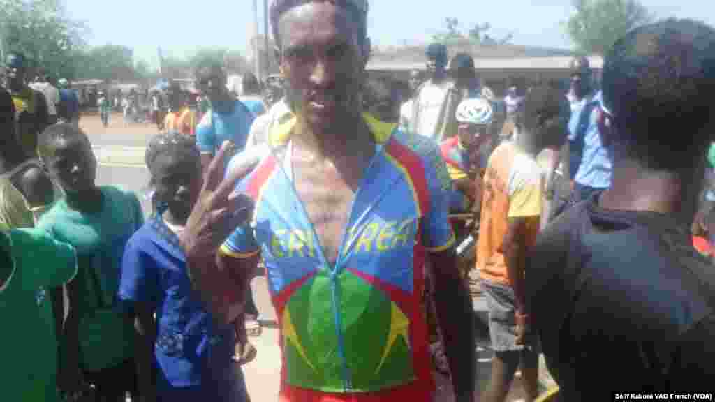 L'erythréen Michael Habtom, vainqueur de la 5e étape koudougou-Boromo, 3 Novembre 2015, Photo Salif Kaboré, VOA French