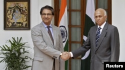 Indian Foreign Secretary Ranjan Mathai (R) shakes hands with his Pakistani counterpart Jalil Abbas Jilani during a photo opportunity in New Delhi, July 4, 2012. 