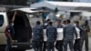El ataúd con los restos de un migrante guatemalteco muerto en un accidente vial en diciembre en el estado mexicano de Chiapas, es descargado de un avión que transportaba los restos de las víctimas guatemaltecas del accidente.