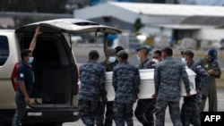 El ataúd con los restos de un migrante guatemalteco muerto en un accidente vial en diciembre en el estado mexicano de Chiapas, es descargado de un avión que transportaba los restos de las víctimas guatemaltecas del accidente.