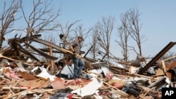 Reruntuhan bangunan yang hancur karena tornado dekat Shawnee, Oklahoma (20/5). (AP)