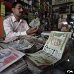Lemahnya rupee membuat ekonomi India yang sedang lesu kian terpuruk (foto: dok).
