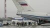 Hành khách rời khỏi một máy bay quân sự chở công dân Nga và các nước thuộc Liên Xô cũ ra khỏi thành Phố Vũ Hán (ảnh chụp ngày 5/2/2020 tại Phi trường Quốc tế Roschino, bên ngoài Tyumen, Nga)