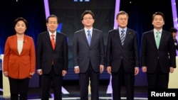 (L-R) Sim Sang-jung, candidate of the leftist Justice Party, Hong Joon-pyo, candidate of the conservative Liberty Korea Party, Yoo Seung-min, candidate of the conservative Bareun Party, Moon Jae-in, candidate of the liberal Democratic Party of Korea and Ahn Cheol-soo, presidential candidate of the centrist People's Party, pose for photographers prior their joint debate forum for the 09 May presidential election at a TV station in Seoul, South Korea, 19 April 2017.