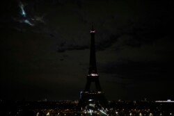 Menara Eiffel di Paris tampak gelap saat kampanye pelestarian lingkungan hidup, Earth Hour, Sabtu, 27 Maret 2021. (Foto: Stephane De Sakutin/AFP)