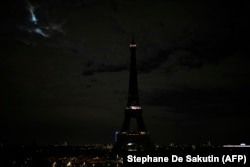Menara Eiffel di Paris tampak gelap saat kampanye pelestarian lingkungan hidup, Earth Hour, Sabtu, 27 Maret 2021. (Foto: Stephane De Sakutin/AFP)