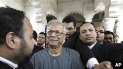 Bangladeshi Nobel laureate Muhammad Yunus, center, comes out of the High Court in Dhaka, Bangladesh (File Photo - March 3, 2011)