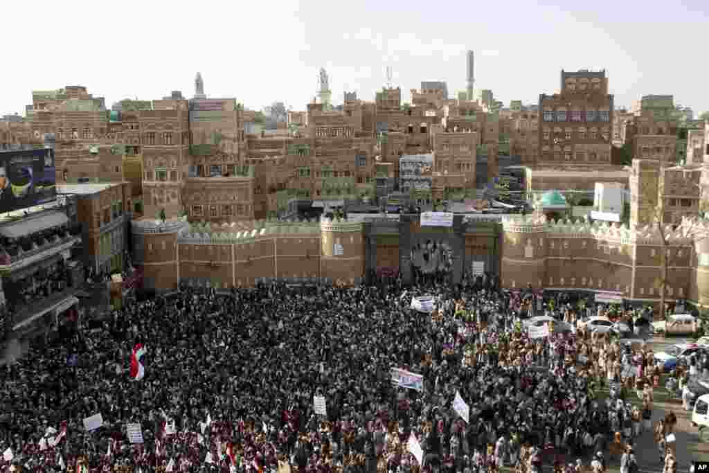 عدن میں جاری شدید لڑائی کے باعث شہر میں بنیادی ضرورت کی اشیا کا فقدان ہے اور شہریوں کو سخت مشکلات کا سامنا کرنا پڑ&nbsp; رہا ہے۔