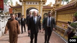美國國防部長馬蒂斯2018年1月25日在訪問越南河內期間造訪鎮國寺（美國國防部圖片）