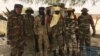 Des militaires tchadiens posent pour VOA Afrique devant l'école de Bosso dans la région de Diffa, Niger, le 19 avril 2017 (VOA/Nicolas Pinault)