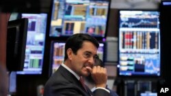 Trader Mark Muller works on the floor of the New York Stock Exchange, Thursday, Jan. 3, 2019. Stocks went into a steep slide Thursday after Apple sent a shudder through Wall Street with word that iPhone sales in China are falling. (AP Photo/Richard Drew)