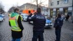 Cảnh sát đóng đường quanh chợ Giáng sinh sau khi một gói đồ đáng ngờ được tìm thấy ở Potsdam, miền đông của Đức, ngày 1 tháng 12, 2017.