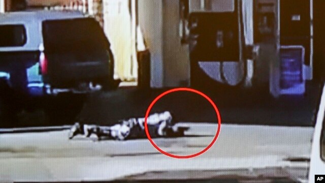 Imagen tomada de un video en que se ve a Nicholas Robertson tirado en el suelo con su pistola. La foto fue divulgada por la Oficina del Alguacil del condado de Los Angeles.
