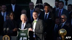 Le président Joe Biden reçoit un maillot des Milwaukee Bucks, USA, le 9 novembre 2021.