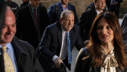 Ông Harvey Weinstein (giữa) đến Toà án Hình sự New York ngày 24/2/2020.