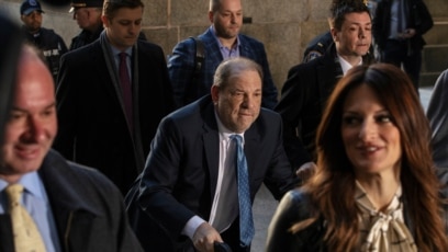 Ông Harvey Weinstein đến tòa Hình sự New York hôm 24/02/2020.