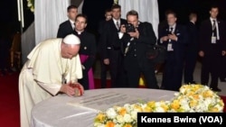 Le pape François à Kampala, Ouganda, le 28 novembre 2015. (VOA)