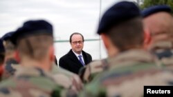 French President Francois Hollande (Rear) inspects a group of French soldiers at the Iraqi Counter Terrorism Service Academy on the Baghdad Airport Complex in Baghdad, Iraq, Jan. 2, 2017.