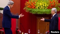 Ông Nguyễn Phú Trọng tiếp đón Ngoại trưởng Mỹ John Kerry ở Hà Nội hồi cuối năm 2013.